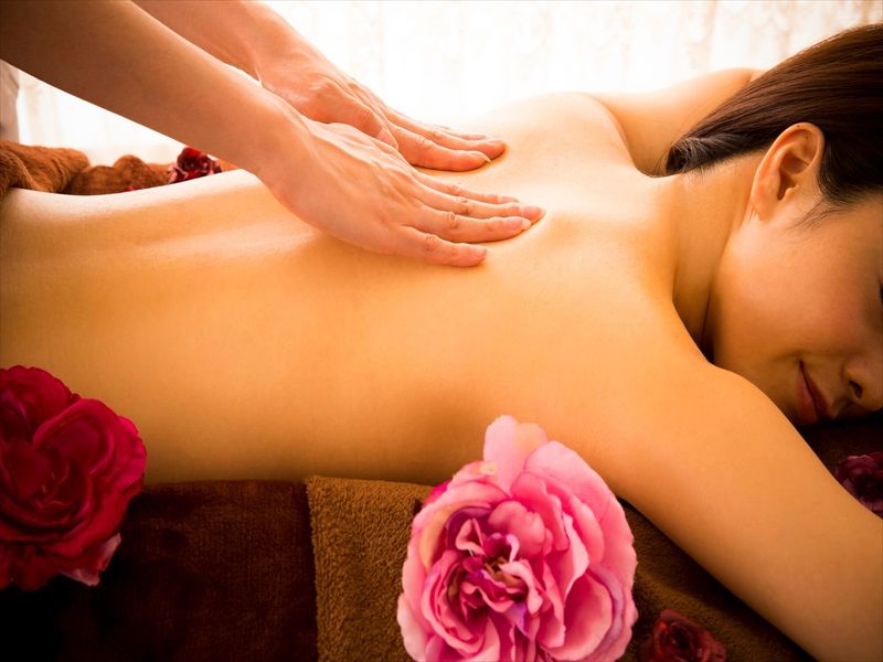 背中を施術している女性